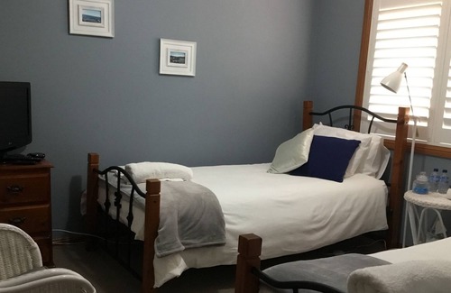 Kiama House | Kiama Guest House-pool-Netflix-Wifi-Aircon.