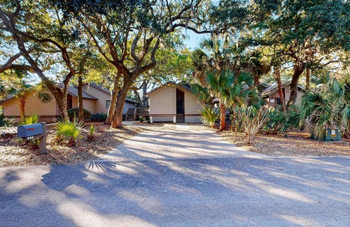 West Beach Cottage | Kiawah Resort snowbird hideaway with AC, steps to beach, near golf & tennis