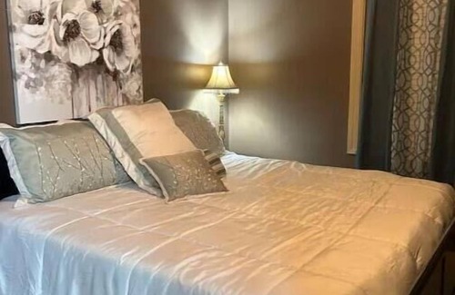 Elizabethtown Apartment | Kick back and relax in this Calm Stylish Spave