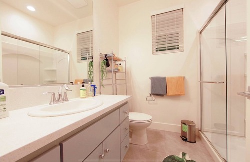 West Sacramento House | Kick back & relax in this safe, quiet, calm, stylish space in West Sacramento.