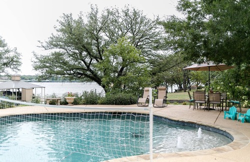 Granbury House | Kick off Summer at this private home & pool ON Lake Granbury!