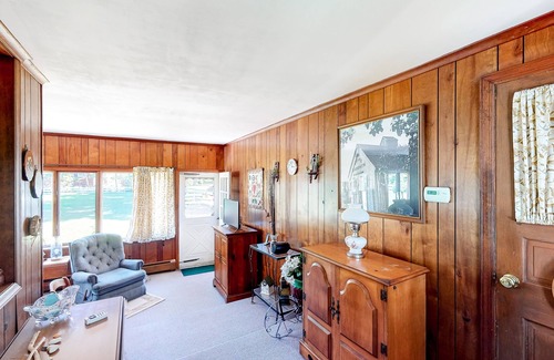 Southold House | Kid-Friendly Home near the Ocean with Private Gas Grill, Fast WiFi, and Cable
