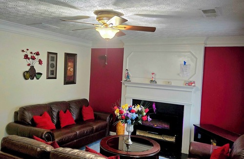 Snellville House | Kids Friendly 3b/2.5bts Hi- speed WiFi with stairs, Near shops and Restaurants.