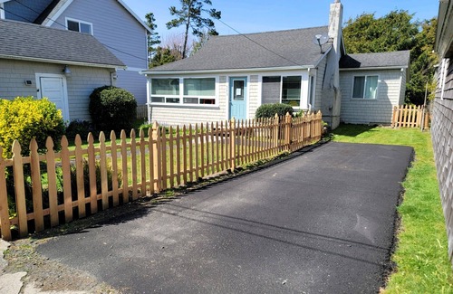 Seaside House | Kids welcome! Ms PacMan Arcade 1 blk to beach, King bed, sun porch, Pack 'n Play