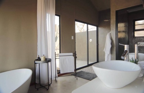 Outjo Cabin | Kifaru Luxury Lodge & Bush Camp