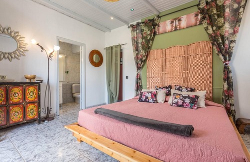 Guisguey Apartment | Kikiki Apartamento Rosso with Mountain View, Pool & Wi-Fi