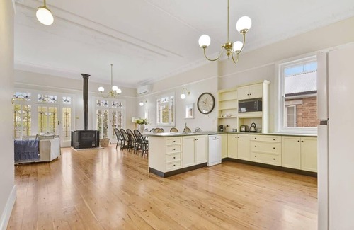 Orange House | Kilarra House - Heritage Home Byng St, Sleeps 10