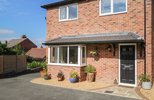 Wakefield Cottage | KILBY LODGE, family friendly, with a garden in Wakefield