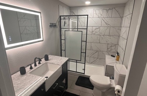 Manhattan House | Kimball Ave makes commuting easy & Close to KSU STADIUM!