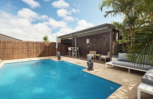 Forresters Beach House | Kinara- 5 bedrooms, walk to beach with pool