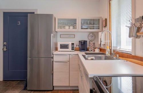 Lynchburg House | King + 2 Queen Beds | 3 Smart TV`s | *WALK to LU*