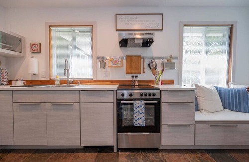 Lynchburg House | King + 2 Queen Beds | 3 Smart TV`s | *WALK to LU*