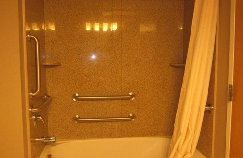 Monmouth Junction Hotel | King Bed with Jacuzzi at Red Carpet Inn Monmouth, Free Breakfast!