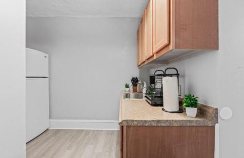 Little Italy Apartment | King Bed 2 TVs Fast Wifi Pet Friendly!