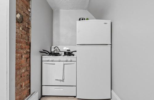 Little Italy Apartment | King Bed 2 TVs Fast Wifi Pet Friendly!