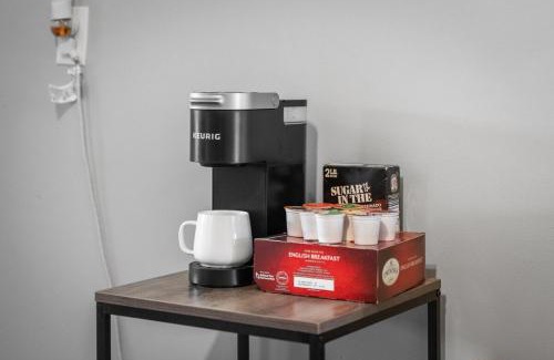 Little Italy Apartment | King Bed 2 TVs Fast Wifi Pet Friendly!