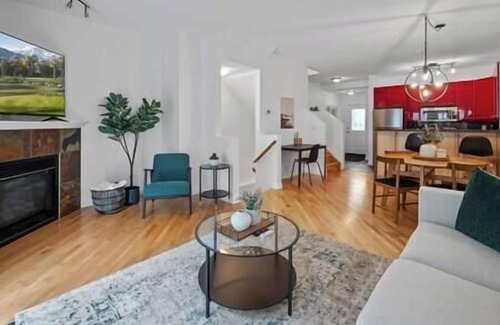 Marda Loop House | King Bed | 3BD | AC | Mins from Downtown | Garage