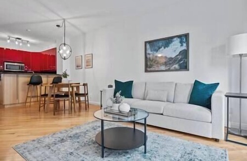 Marda Loop House | King Bed | 3BD | AC | Mins from Downtown | Garage