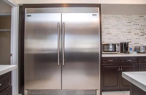 Villa Bonita Estates House | King Bed, 43" TV with a Private Bathroom