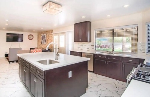 Villa Bonita Estates House | King Bed, 43" TV with a Private Bathroom