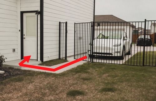 Austin House | King Bed | 663Mbps Wifi | EV Port | Flex Check-in!