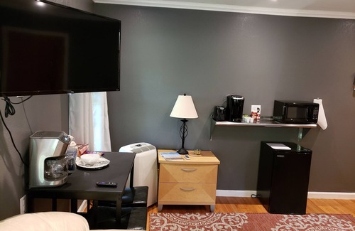 Ingram Hills House | King bed! 9 guests 4 Bath Pet Friendly:-)