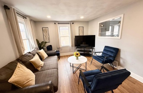 Bristol House | KING BED, Affordable Classic Bristol Home Sleep 8+