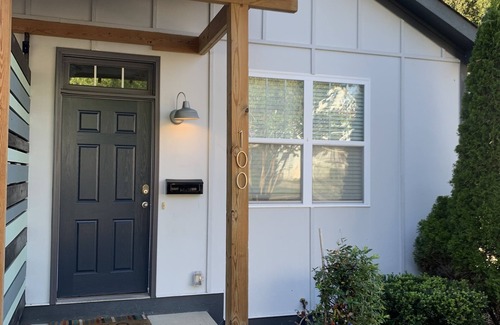 Downtown House | King bed and 4 twins in a 3 BR 2.5 bath Sleeps 6-8 Heart of Downtown Raleigh