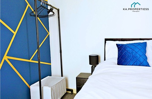 Old Trafford Apartment | king bed apartment with parking
