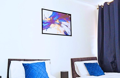 Old Trafford Apartment | king bed apartment with parking
