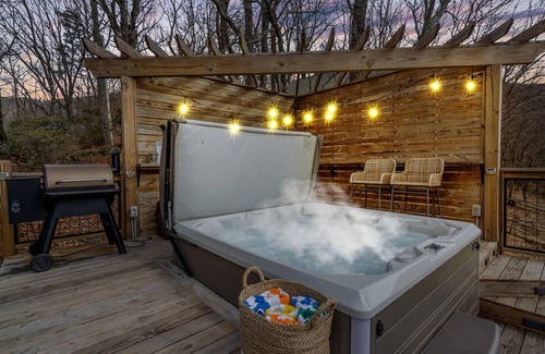 Tate Cabin | King Bed, Arcade, Hot Tub, Amazing Views