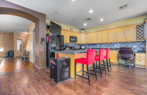 Coldwater Springs House | King Bed! BBQ & Golf Course!
