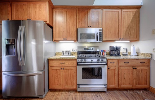 The Galena Territory House | King Bed : Deck w/Grill : Fireplace : Smart TVs : Pool + Gym Access : EV level 2