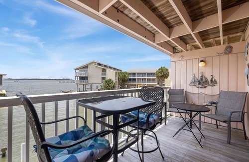 Cedar Key Condo | King Bed 🐬 Dolphin watching 🐬 Walkable to Downtown