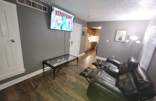 Lansing Apartment | King Bed Downtown Sparrow Hospital