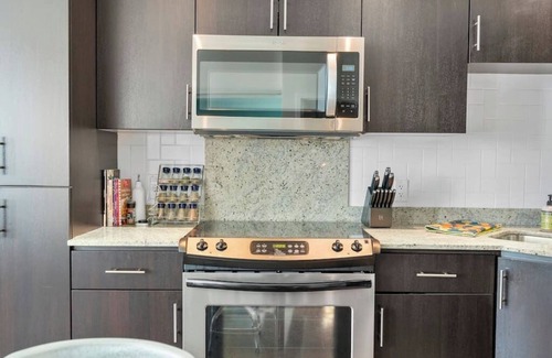 Beltline Apartment | King Bed | DT Views | UG Park | Walk to Saddledome