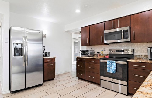 Plano House | King Bed, Family Friendly, Nice Backyard, Games, Cornhole, Grill, Foosball