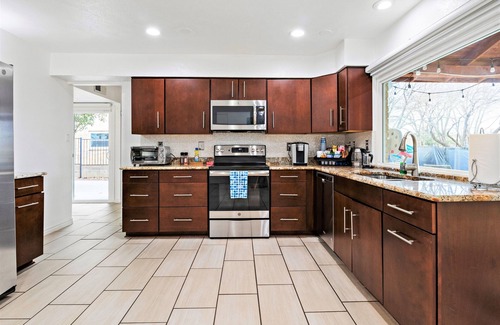 Plano House | King Bed, Family Friendly, Nice Backyard, Games, Cornhole, Grill, Foosball