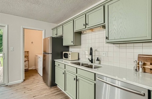 Oak Forest Apartment | King Bed & Fire-pit in Central Charlotte