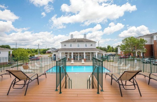 West Des Moines Apartment | King Bed | First Floor | Gym and More!