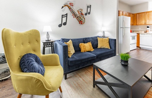 Huntsville Apartment | King Bed, Free Parking, Fast WiFi, Gym
