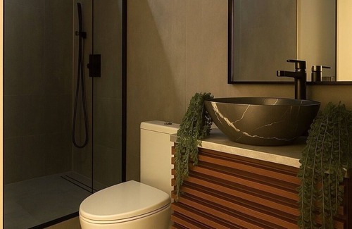 North Shore Apartment | KING bed Free Parking Hideaway