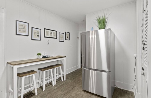 Rochester House | King Bed Full Kitchen Self Check-In Parking UofR