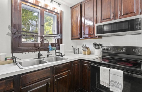 Rochester House | King Bed Full Kitchen Self Check-In Parking UofR