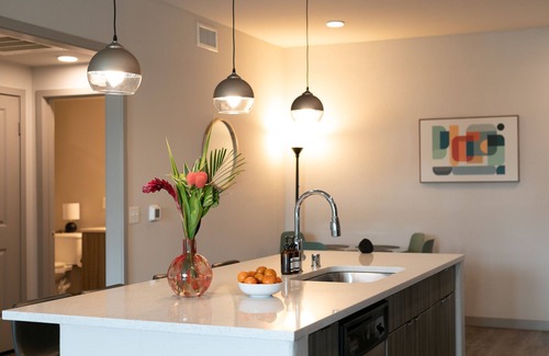 Camarillo Condo | King Bed/Gym/Hot Tub/850/Parking/Wifi