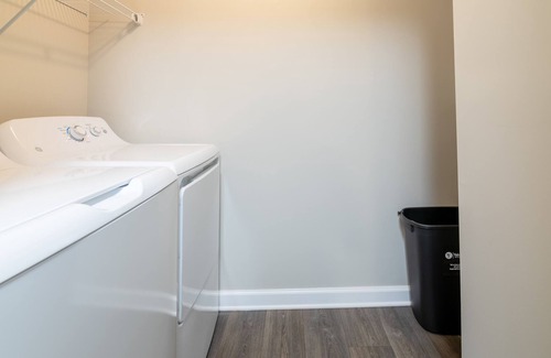 Arcadia Apartment | ✭King Bed✭Hospital✭W/D✭20min→BMW✭Netflix✭3 TVs
