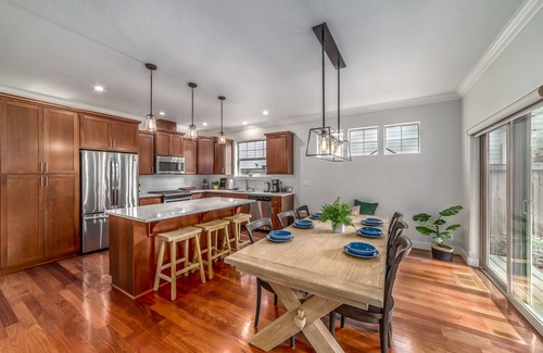 Cal Young House | KING Bed Hot Tub Game Room Walk to Dining, Shops & Autzen