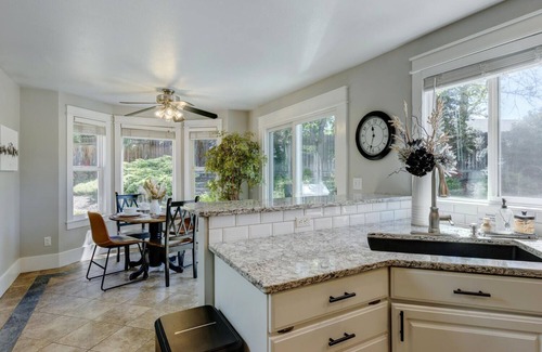 Southeast Boise House | King Bed, Hot Tub, Near Downtown And Micronn