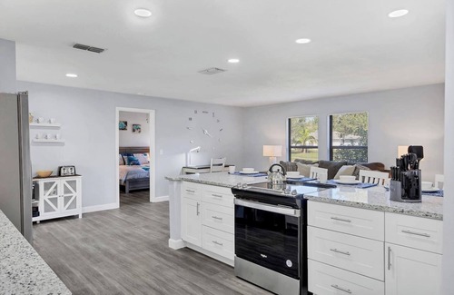 Fruitville House | King Bed huge kitchen Ping-Pong screened patio