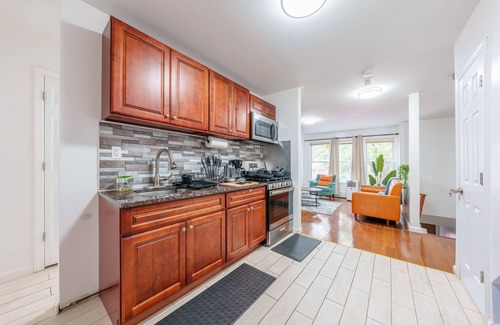 Queens Apartment | King Bed in 2nd Fl apt on Dead End St